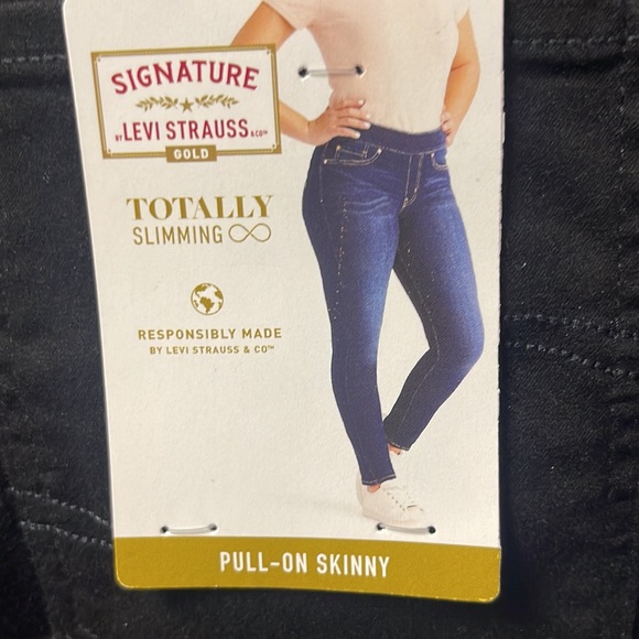 - Brand new with tags Woman’s Signature by Levi Strauss pull-on skinny. - Picture 14 of 15